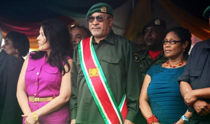 President Desi Bouterse tijdens het defile op de viering van Srefideni waar hij politici opriep niet in de schadelijke politiekvoering van vr 1975 te vervallen. 