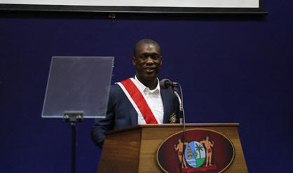 Clarence Seedorf tijdens zijn toespraak eind augustus toen hij werd onderscheiden met het Grootlint in de Ere Orde van de Gele Ster. Nu is hij door de Europese voetbalbond aangesteld als ambassadeur om racisme tegen te gaan. 