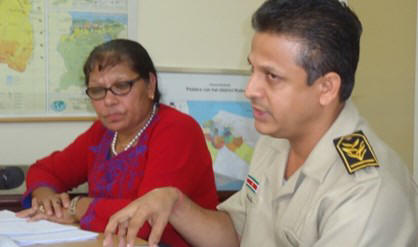 Districtscommissaris Wedprekash Joeloemsingh en Zahoraghatoen Santoe, hoofd van de afdeling Ruimtelijke Ordening Grond- en Bosbeleid Nickerie geven informatie over de 800 bouwkavels in het Bakproproject.  