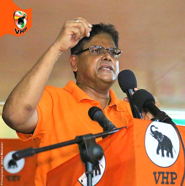 VHP voorzitter Chandrikapersad Santokhi