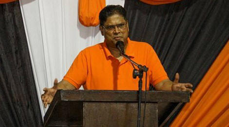 VHP-voorzitter en V7-coördinator Chan Santokhi. Foto Ranjiv Sunderpersadlall