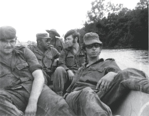 Suriname, 1971: TRIS (Troepenmacht in Suriname) vaarpatrouille op de Commewijnerivier. Tweede van links: sergeant-majoor Fred (Bikkel) Ormskerk.