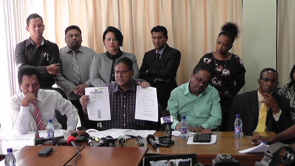 http://www.dbsuriname.com/dbsuriname/wp-content/uploads/2016/01/Sapoen-en-Chitan-1.jpg
