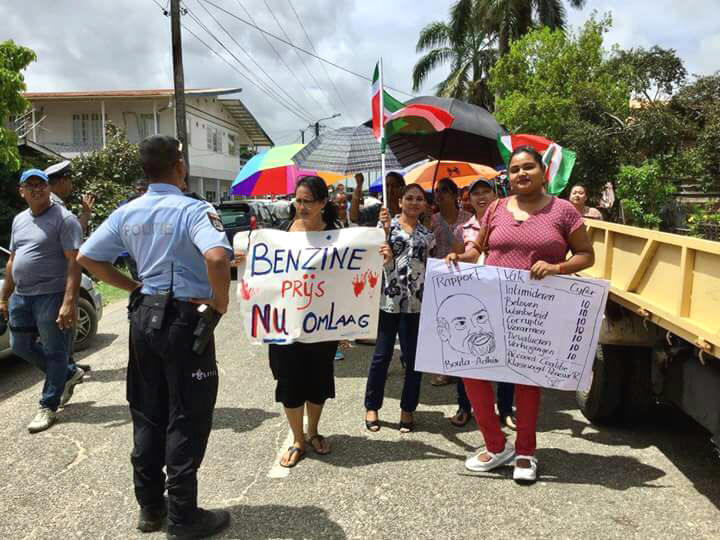 http://www.dbsuriname.com/dbsuriname/wp-content/uploads/2017/04/Nickerie-in-opstand-dag-2.jpg