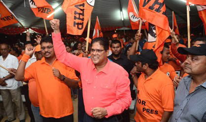 VHP-voorzitter Chandrikapersad Santokhi (m) tijdens de opo yari party van zijn partij.