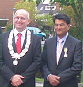 Burgemeester Jan Heijkoop samen met Doktor Chander Mahabier