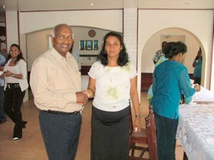 dWT foto / Beta Debidien:Voorzitter Ram Sardjoe wordt verwelkomd door een lid van de VHP in het district Nickerie.-.