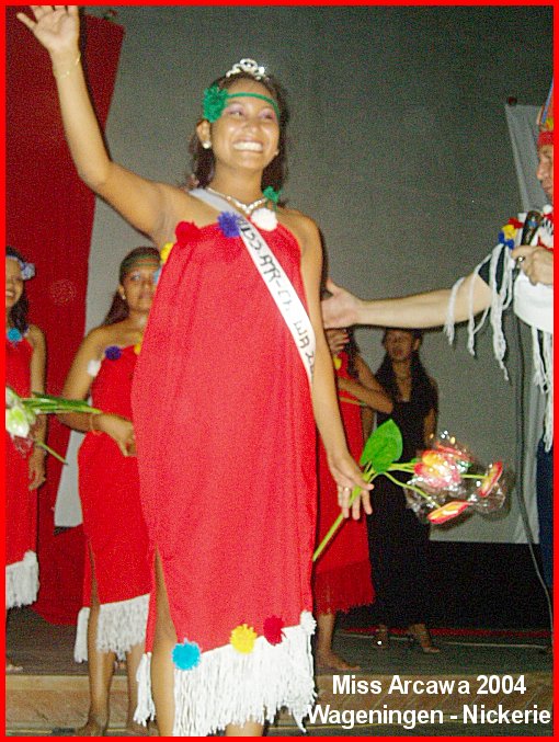 Foto onderschrift: Estatia Steward (19) seconden na haar bekroning tot miss Arcawa 2004 in Wageningen. (Foto: Rosita Leeflang)