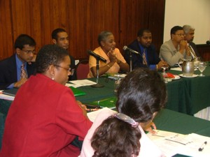 dWT foto/Lorenzo Irion:Sprekers bij de workshop over toerisme in hotel Torarica gisteren. Vlnr een deelneemster, onder directeur Toerisme, Thea Smith, Services Specialist van de CRNM, Ramesh Chaitoo, Trade Specialist van de OAS, Paul Fisher, assistent Secretaris-Generaal CTO, Karen Ford-Warner, minister TCT-ad interim, Clifford Marica, TCT-directeur, Marlene Harris en KKF-voorzitter Robert Ameerali.-.